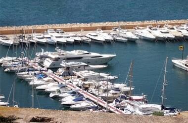 Bateaux de plaisance et yachts au port en Espagne 