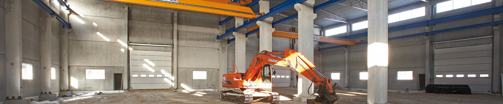 Pont roulant bipoutre ABUS ZLK avec une capacité de charge de 20 t ainsi qu'un pont roulant monopoutre ELK avec une capacité de charge de 12,5 dans l'entreprise Örs Cementgjuteri en Suède 