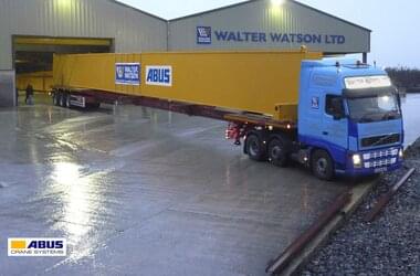 La grue ABUS est transportée de la société Walter Watson Ltd. à la société Autolaunch Ltd