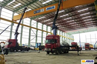 La grue ABUS est montée dans le hall de production de la société Autolaunch Ltd.