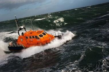 Bateau de sauvetage de la Royal National Lifeboat Institution en haute mer sur la côte anglaise