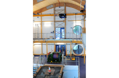 Hall de production de la Royal National Lifeboat Institution avec une grue ABUS sur la côte anglaise