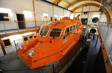 Construction d'un canot de sauvetage de la Royal National Lifeboat Institution à l'aide d'une grue ABUS 