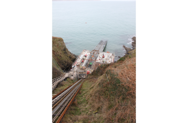 Vue de la station de sauvetage d'en haut, d'où partent les bateaux, sur la côte anglaise