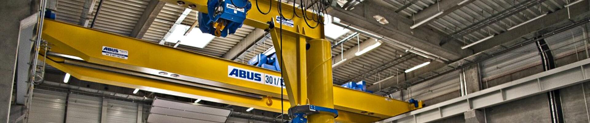 Grue pivotante ABUS d'une capacité de charge de 3,2 t et d'une longueur de flèche de 5 m dans l'entreprise Rolls Royce en Pologne