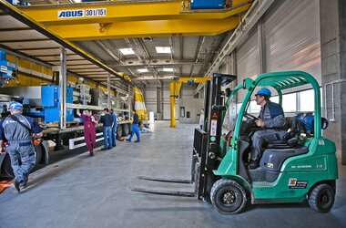 Montage d'une grue ABUS à l'aide d'un chariot élévateur dans l'entreprise Rolls-Royce en Pologne