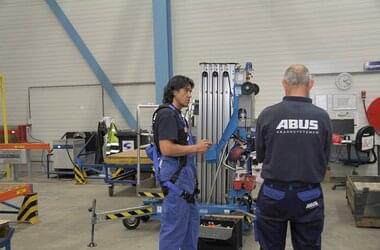 Le grutier ABUS commande une grue ABUS dans l'atelier de production de l'entreprise NedTrain Componenten 