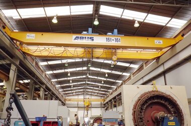 Pont roulant avec chariot dans un hall de production d'une entreprise brésilienne pour le transport interne de charges