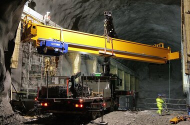 La grue ABUS avec palan électrique fait son travail dans des conditions inhabituelles pour l'entreprise Tatkraft à Oslo, Norvège