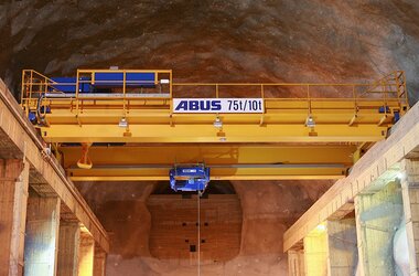 Pont roulant bipoutre ABUS ZLK avec un chariot à deux rails avec mécanisme de levage jumelé et un autre palan à câble 