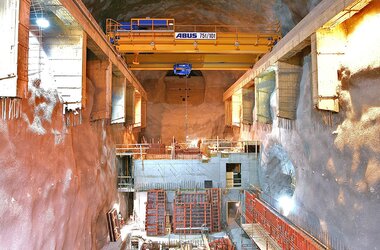 Grue accessible dans un hall de production inhabituel où sont fabriqués des composants pour l'alimentation en énergie