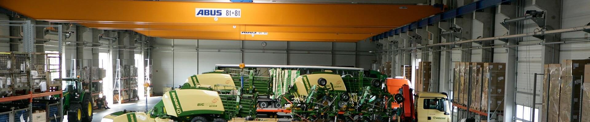 Grue d'une capacité de charge de 8 t et 8 t dans un hall de production pour la technique des machines agricoles en Allemagne