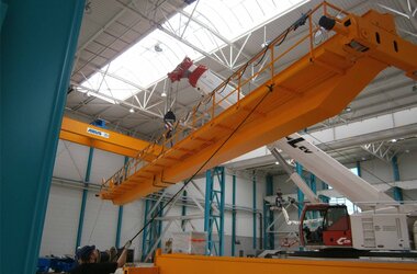 Une grue ABUS est montée dans un hall pour des éoliennes en France 