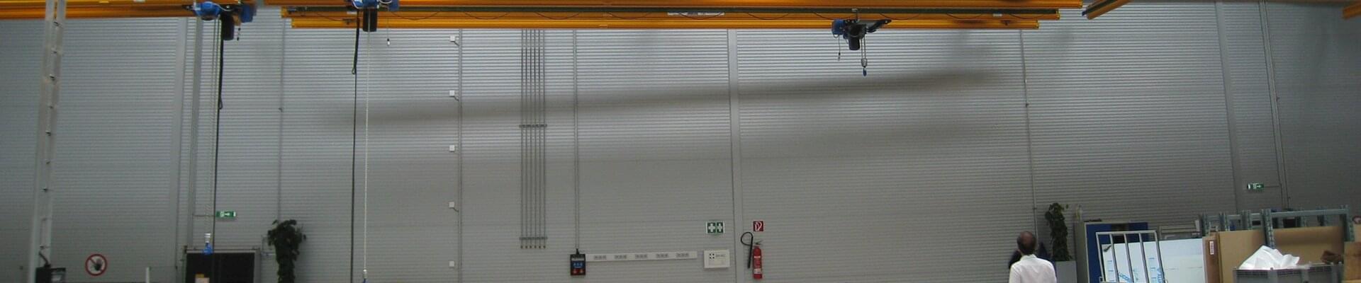 Installation de convoyeurs suspendus d'ABUS dans le hall de production de profilés en aluminium et de matériaux composites en Autriche 