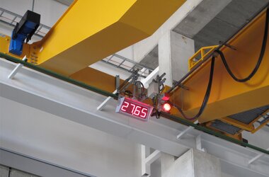 Le chiffre en rouge indique la capacité de charge de la grue, qui est de 27,65 kg