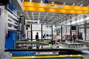 Pont roulant bipoutre avec poutre caisson soudée dans l'industrie de la transformation des métaux