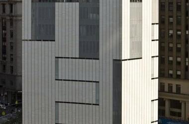Bâtiment moderne avec façade en verre de la société KFK Tehnika