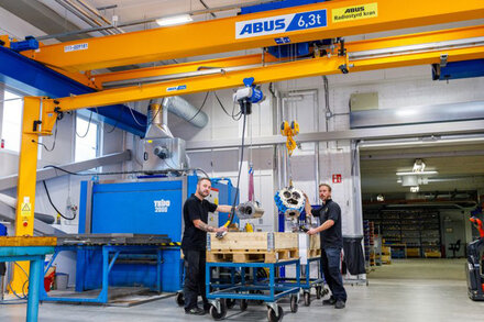 Potence sur fût LSX et pont roulant bipoutre dans l'atelier de la société Rotor Maskiner