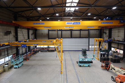 Systèmes de ponts ABUS dans un hall de production pour la manutention de structures métalliques dans le cadre d'une utilisation industrielle.