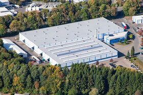 Vue aérienne du site d'ABUS Kransysteme GmbH à Marienheide-Rodt avec le hall de production pour les grues légères et le centre logistique