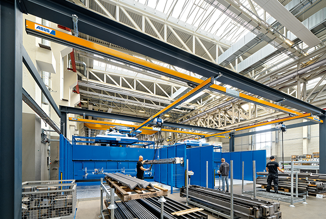 Un pont monopoutre EHB installé dans un hall industriel permet de transporter des charges sur toute la surface sous le plafond.