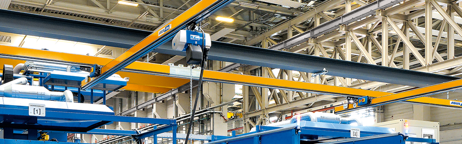 Pont monopoutre EHB ABUS dans un hall industriel moderne, destiné au transport et au levage de charges.