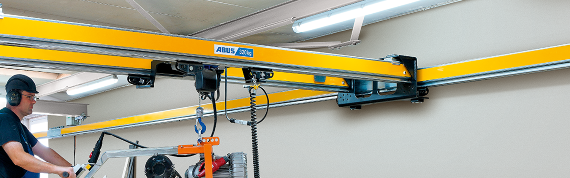 Pont bipoutre ZHB-X dans un hall industriel pour un levage sûr et un transport efficace des matériaux.