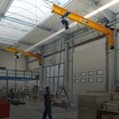 Potence murale pivotante ABUS VW dans un hall de production.