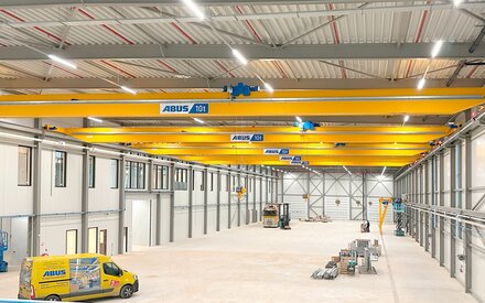 Ponts roulants ABUS dans un nouveau hall de production, en vue de la mise en place de futurs processus de fabrication.